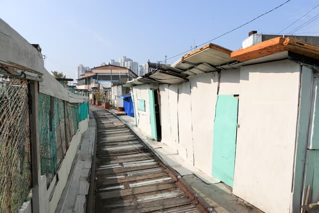 경암동 철길마을