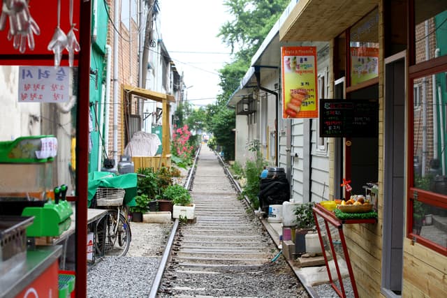 경암동 철길마을