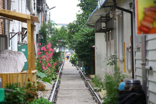 경암동 철길마을